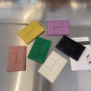 Pequeña tarjeta de la bolsa de la mujer de 2023 nuevo compacto ultra-delgada monedero ins nicho de diseño de cuero tejida de la tarjeta de manga